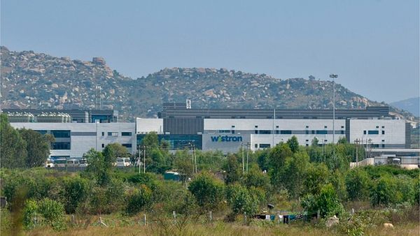 ఐఫోన్‌ విడిభాగాల ఫ్యాక్టరీ: ‘అన్నీ పోను రూ. 500 నెల జీతం’.. అందుకే కార్మికులు తిరగబడి ఫ్యాక్టరీని ధ్వంసం చేశారా