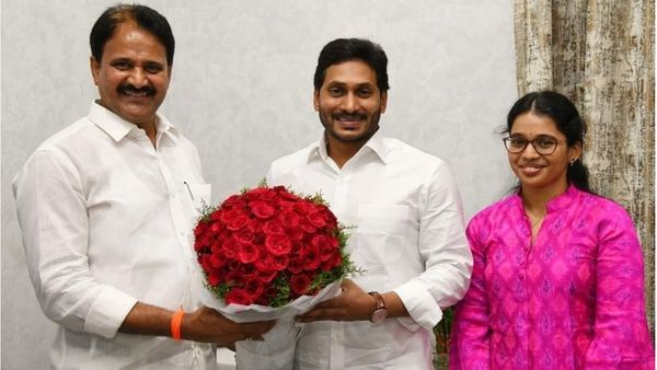 ఏపీలో వారసురాళ్లొస్తున్నారు: రాజకీయ కుటుంబాల్లో కూతుళ్లు, కోడళ్లకు పెరుగుతున్న ప్రోత్సాహం...