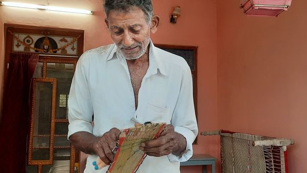 గడ్డి పరికలతో ఆరు గజాల చీర నేసి అబ్బురపరిచిన తెలుగు రైతు