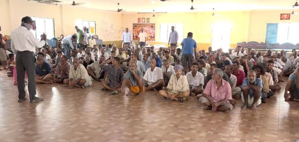 తెలంగాణ: అనాథ శవాలకు అంత్యక్రియలు నిర్వహిస్తున్న ఖమ్మం మహిళలు