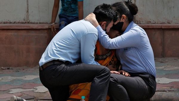 కరోనావైరస్: 'రెమెడెసివీర్ మందుల కోసం బ్లాక్ మార్కెట్ వైపు చూడాల్సి వస్తోంది'