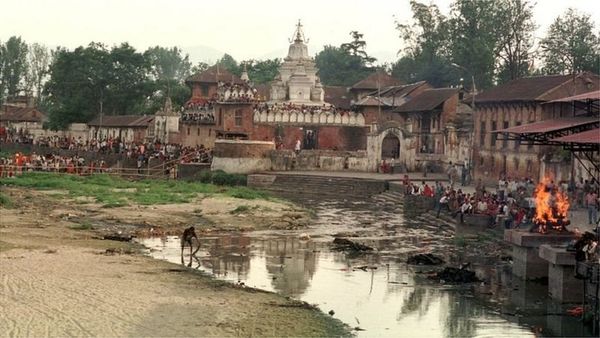 నేపాల్ యువరాజు దీపేంద్ర రెండు చేతుల్లో తుపాకులు నిప్పులు కక్కినప్పుడు ఏం జరిగింది