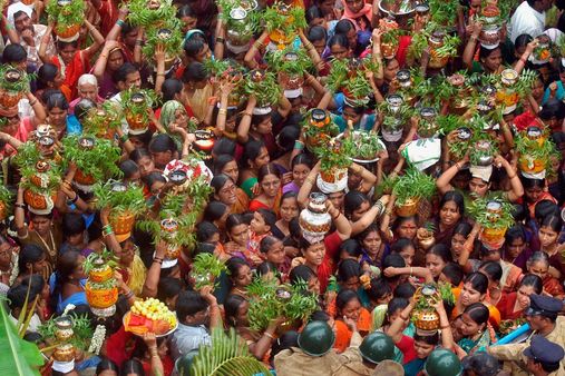 బోనాలు: 'రంగం' భవిష్యవాణి చెప్పే స్వర్ణలత ఎవరు?
