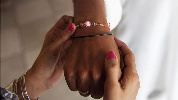 రక్షాబంధన్: 'విటుడి'గా మారి చెల్లిని వ్యభిచారకూపం నుంచి విముక్తి చేసిన సోదరుడు