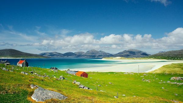 బంపర్ ఆఫర్: 50 లక్షలు ఇస్తాం... నగరాలకు దూరంగా దీవుల్లో జీవించడానికి వెళ్లిపోతారా?