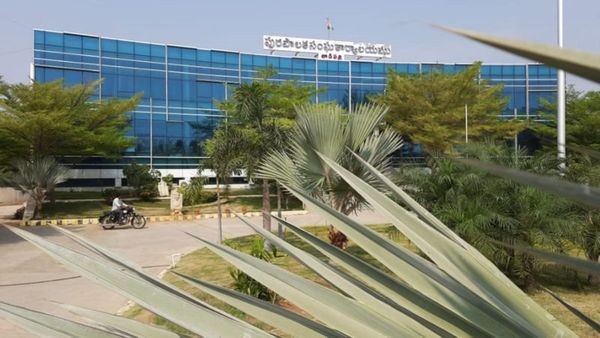 జేసీ బ్రదర్స్: తాడిపత్రిలో కర్ర పట్టుకుని ప్రజాస్వామ్యాన్ని నడిపిస్తున్నారా?