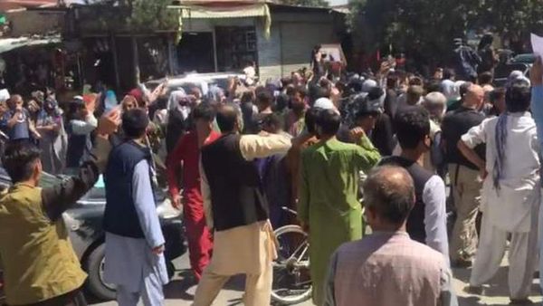 'పాకిస్తాన్.. అఫ్గానిస్తాన్ నుంచి వెళ్లిపో' అంటూ కాబుల్‌లో పాక్ వ్యతిరేక ర్యాలీ.. గాల్లోకి తాలిబాన్ల కాల్పులు