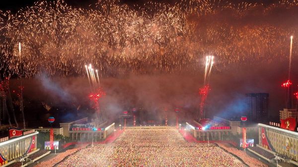 కిమ్ జోంగ్ ఉన్: ఉత్తర కొరియాలో గ్యాస్ మాస్క్‌లతో సైనిక పరేడ్ ఎందుకు నిర్వహించారంటే...