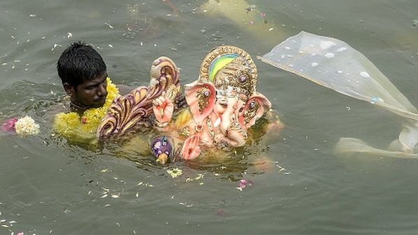 ప్రతి ముగ్గురిలో ఇద్దరు ఆన్‌లైన్ బానిసలే - ప్రెస్ రివ్యూ