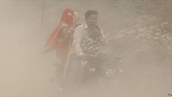 వాయు కాలుష్యంలోని కర్బన ఉద్గారాలతో ఫ్లోర్ టైల్స్‌ తయారు చేస్తున్న భారతీయుడు