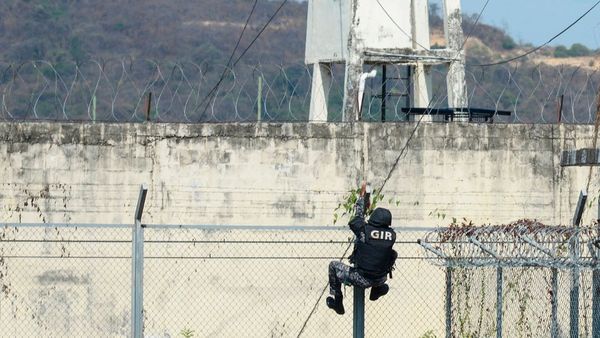 ఈక్వెడార్ జైలులో ఖైదీల బీభత్సం... డ్రగ్స్ ముఠాల మధ్య ఘర్షణల్లో 116 మంది మృతి