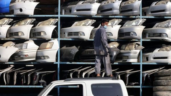 పాకిస్తాన్: ఇమ్రాన్‌ ఖాన్ పాలనలో దేశ ఆర్థిక వ్యవస్థ ఎందుకు పతనమవుతోంది?