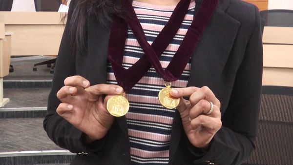 విశాఖపట్నం: 44 ఏళ్ల వయసులో ఐఐఎంలో రెండు బంగారు పతకాలు సాధించిన గృహిణి