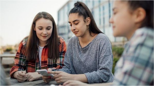 విమెన్స్ సేఫ్టీ హబ్: సోషల్ మీడియా వేదికలు ఇక మహిళలకు సురక్షితంగా మారనున్నాయా - 10 పాయింట్లలో తెలుసుకోండి