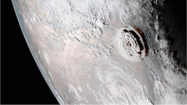 సముద్ర గర్భంలో అగ్నిపర్వతం పేలుడును శాటిలైట్లు ఎలా గుర్తించగలిగాయి?