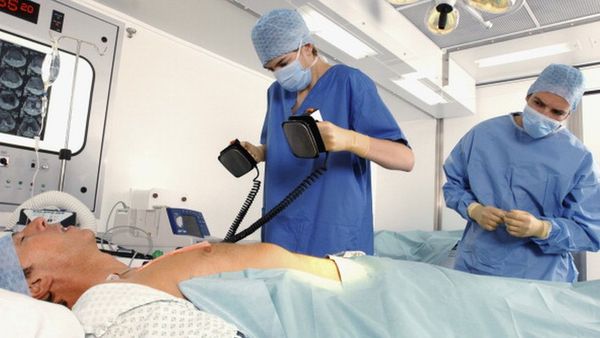 మేకపాటి గౌతమ్ రెడ్డి: డీఫిబ్రిలేషన్ ఇచ్చి ఉంటే ఆయన్ను కాపాడే వీలుండేదా? డీఫిబ్రిలేటర్ అంటే ఏంటి?