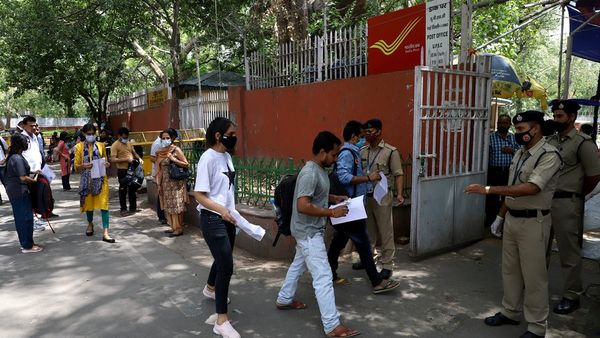 హిందీ మీడియంలో సివిల్స్ రాసే వాళ్లు సక్సెస్ కాలేక పోతున్నారా