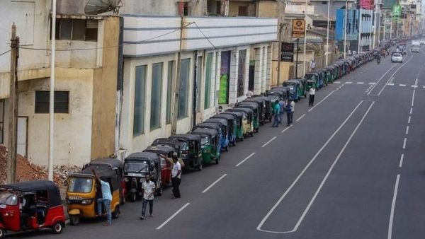 Sri Lanka: ''పెట్రోల్ కోసం 10 రోజులుగా లైన్‌లోనే ఉన్నా... కారులోనే పడుకుంటున్నా''
