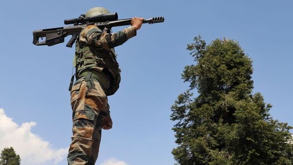 పాక్ గూఢచారుల వాట్సాప్ గ్రూప్‌లో భారత ఆర్మీ ఇంటెలిజెన్స్ అధికారులు... ఈ కేసుపై సుప్రీంకోర్టు ఏం చెప్పింది?