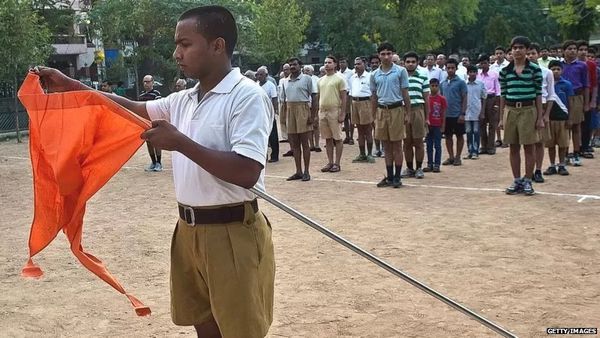 హర్ ఘర్ తిరంగా: ప్రతి ఇంటిపై జెండా ఎగరేసే కార్యక్రమానికి ప్రభుత్వం చేస్తున్న ఖర్చు ఎంత... ఇదో కుంభకోణమా?