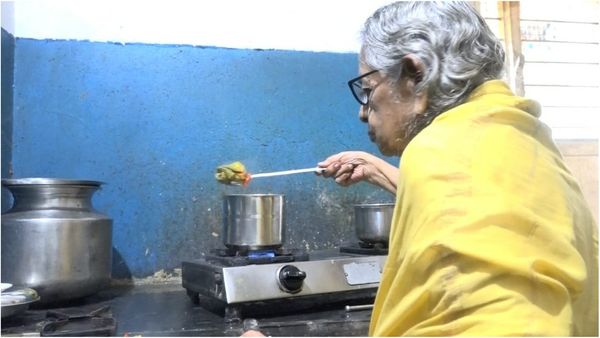 ప్రొఫెసర్ శాంతమ్మ: 94 ఏళ్ల వయసులో 130 కిలోమీటర్లు ప్రయాణించి ఫిజిక్స్ పాఠాలు చెబుతున్న బామ్మ