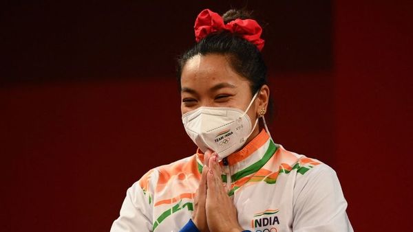 మీరాబాయి చాను: నాడు వెదురుకర్రతో వెయిట్ లిఫ్టింగ్ చేసింది, నేడు రికార్డులు బద్ధలు చేస్తూ గోల్డ్ సాధించింది