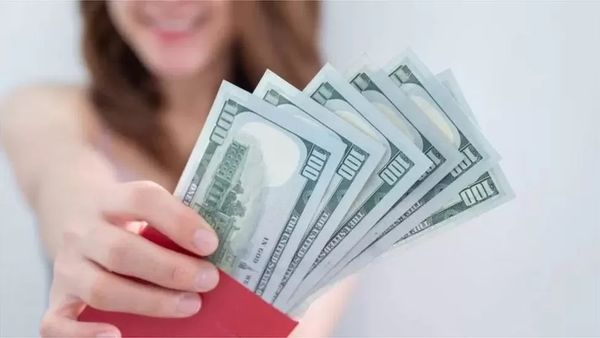 Money Transfer: ఆమె ఖాతాలోకి రూ. 55 కోట్లు వచ్చిపడ్డాయి.. 10 కోట్లతో ఇల్లు కొన్నారు.. ఏడు నెలల తర్వాత...