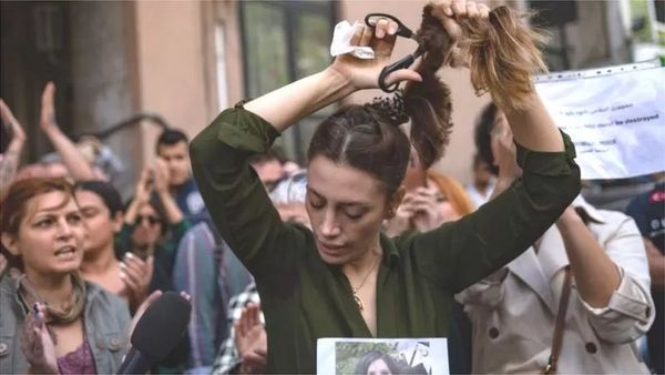 Hijab: ఇరాన్, కర్ణాటకల్లో వివాదం హిజాబ్‌కు సంబంధించిందా, లేక మహిళల ఇష్టాయిష్టాలకు చెందినదా