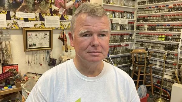 కాస్ట్ ఆఫ్ లివింగ్: బ్రిటన్‌ ప్రజలు కొత్త బట్టల కంటే సెకండ్ హ్యాండ్ బట్టలు కొనేందుకే మొగ్గు చూపుతున్నారు. ఎందుకు?