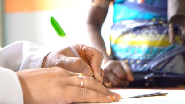 తెలంగాణలో తొలి ట్రాన్స్‌జెండర్ డాక్టర్: ‘రోగులు మొదట నా దగ్గర వైద్యం చేయించుకోవడానికి సంకోచించేవారు, వైద్యం తరువాత చేతులెత్తి మొక్కుతారు’