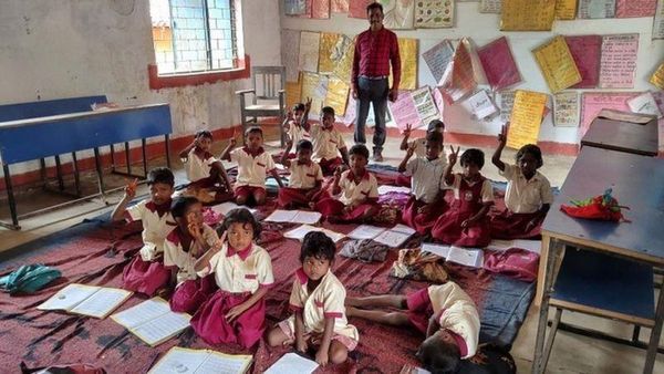 ఈ స్కూలు పిల్లలు రోజూ రెండుసార్లు డబ్బాలు పట్టుకొని ఎక్కడికి వెళ్తున్నారు?