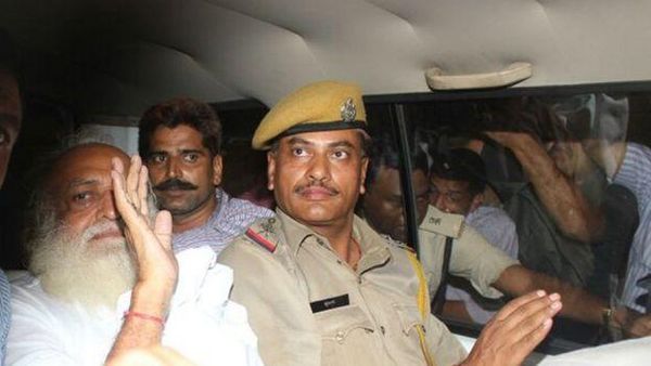 ఆశారాం బాపు: రేప్ కేసులు, వేల కోట్ల ఆస్తులు, ఖరీదైన లాయర్లు... ఎవరు ఈ వివాదాస్పద బాబా