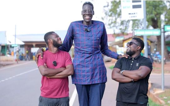 అతడి ఎత్తు 9 అడుగుల 6 అంగుళాలు - ఇంకా ఎత్తు పెరుగుతూనే ఉన్నాడు...