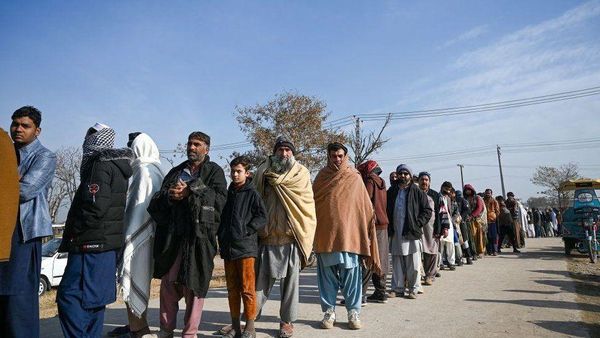 పాకిస్తాన్‌: పిండి, రోటీ కోసం జనం మధ్య కొట్లాటలు - మరో నెల రోజుల్లో పరిస్థితి మరింతగా విషమిస్తుందా?