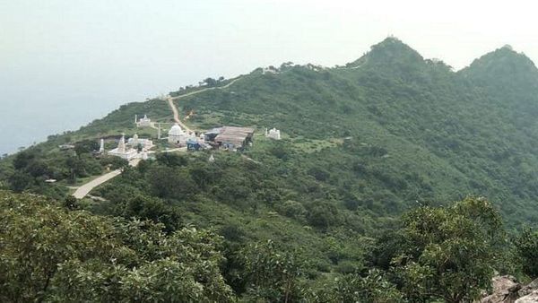 సమ్మెద్ శిఖర్: జైనులకు ఈ ప్రాంతం ఎందుకు అంత పవిత్రం... ఇతర మతస్తులు రాకూడదని వారు కోరుకుంటున్నారా