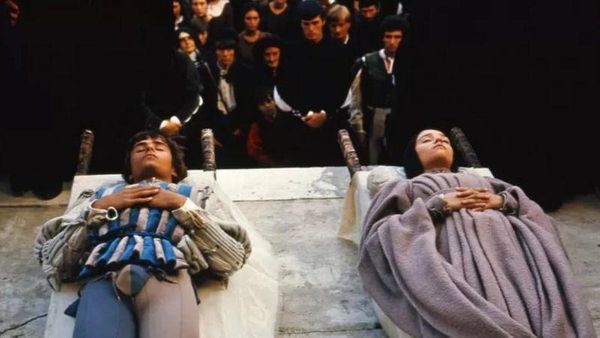 రోమియో జూలియట్:‘‘బలవంతంగా మాతో నగ్నంగా నటింపజేశారు’’- 70 ఏళ్ల వయసులో కేసు వేసిన హీరో హీరోయిన్లు