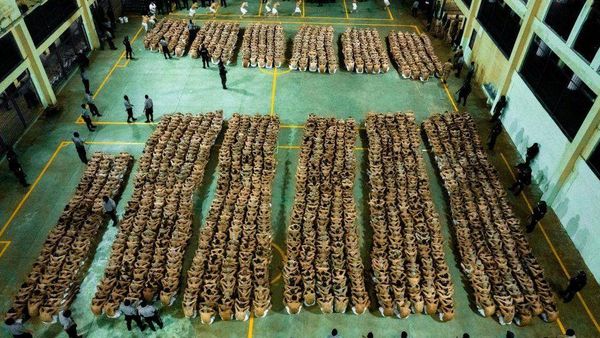 ఎల్ సాల్వడార్-కొత్త జైలు: దొరికినోళ్లని దొరికినట్లుగా గుండు గీసి, పచ్చబొట్లు వేసి, కాళ్లూ చేతులకు గొలుసులతో ఎందుకు తరలిస్తున్నారు?