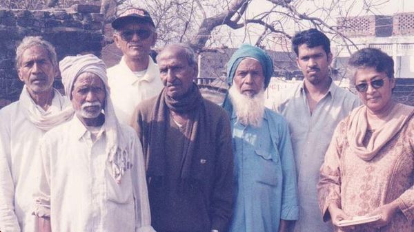 ‘బ్రిటిష్ పాలన’ విడదీసిన కుటుంబాలను ఆయన ఎలా కలుపుతున్నారంటే...