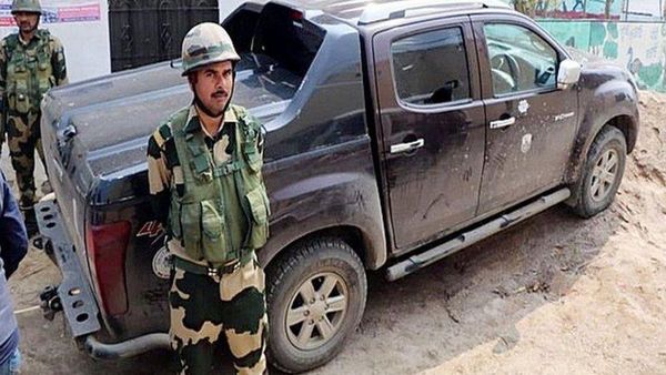 ర్యాష్ డ్రైవింగ్‌తో బారికేడ్లను దాటుకుంటూ అమృత్‌పాల్ సింగ్ ఎలా తప్పించుకున్నారో చెప్పిన పోలీసులు