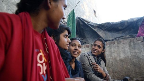 దేశానికి స్వాతంత్య్రం వచ్చిన 75 ఏళ్లకు.. ఈ ఊరి బాలికలు పోరాడి కాలేజీకి వెళుతున్నారు - BBCShe