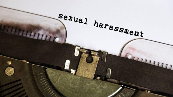 విద్యార్థినుల న్యూడ్ వీడియోలు తీసి వేధిస్తున్నారంటూ మతాధికారిపై ఆరోపణలు, అసలేంటీ కేసు?