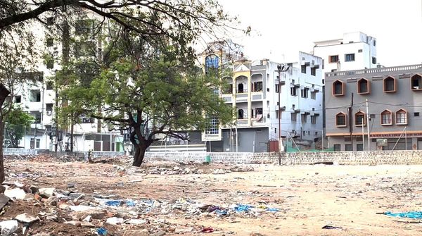 హైదరాబాద్: ఆ 35 ముస్లిం కుటుంబాలు రోడ్డుపైనే రంజాన్ దీక్షలు ఎందుకు చేస్తున్నాయి?