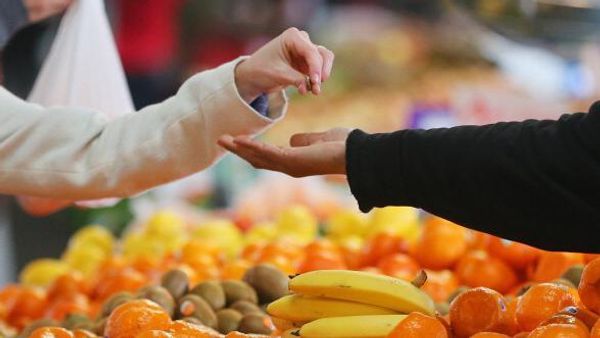 రంజాన్ మాసంలో కిలో పండ్లను పది రూపాయలకే అమ్ముతున్న వ్యాపారి