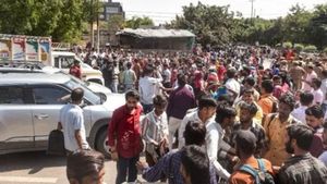 Noida Phase 2 Labour Protest: પગાર વધારાની માંગ સાથે ભારે હોબાળો, કર્મચારીઓનું હિંસક પ્રદર્શન