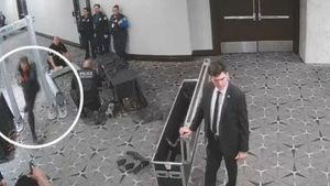 ટ્રમ્પ પર હુમલાના કાવતરાના LIVE ફૂટેજ જાહેર! એન્ટ્રી કરતાની સાથે જ ઓફિસર પર ગોળીબાર