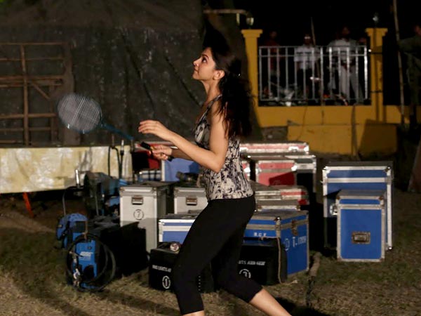 picsdeepikapadukonegetssportyonthesetsofpiku-1