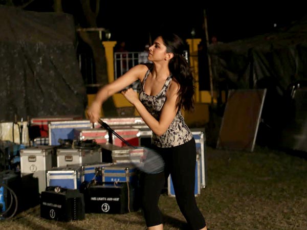 picsdeepikapadukonegetssportyonthesetsofpiku-3