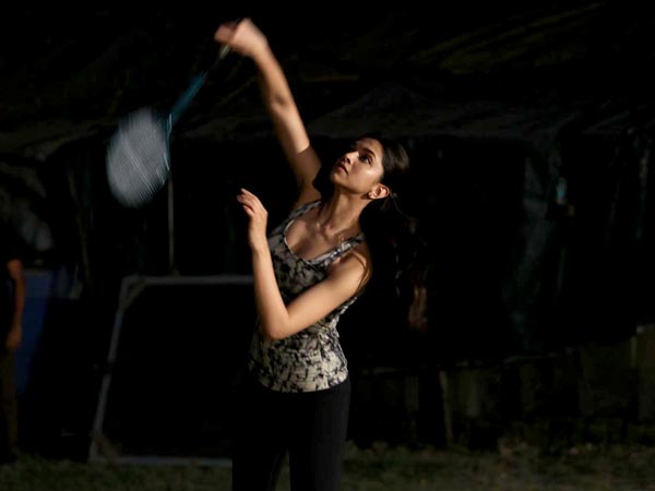 picsdeepikapadukonegetssportyonthesetsofpiku-4