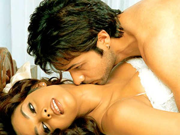 top-10-kissing-scene-emraan-raja-natwarlal-1 top-10-kissing-scene-emraan-raja-natwarlal-1