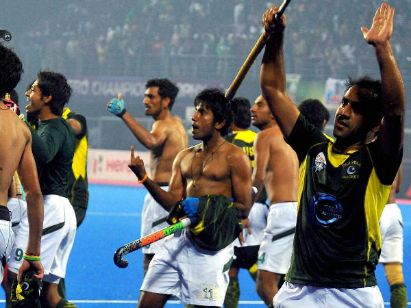 14-1418561220-pakistani-hockey-players-making-obscene-gestures-after-beating-india-1 14-1418561220-pakistani-hockey-players-making-obscene-gestures-after-beating-india-1